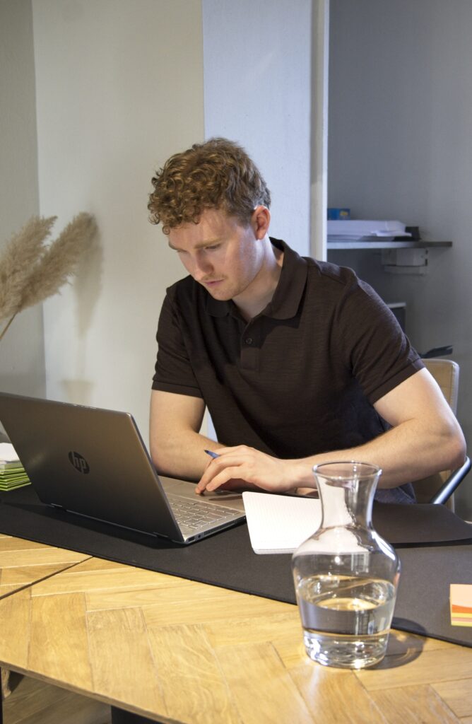 Milan Balemans - financieel adviseur - werken aan laptop